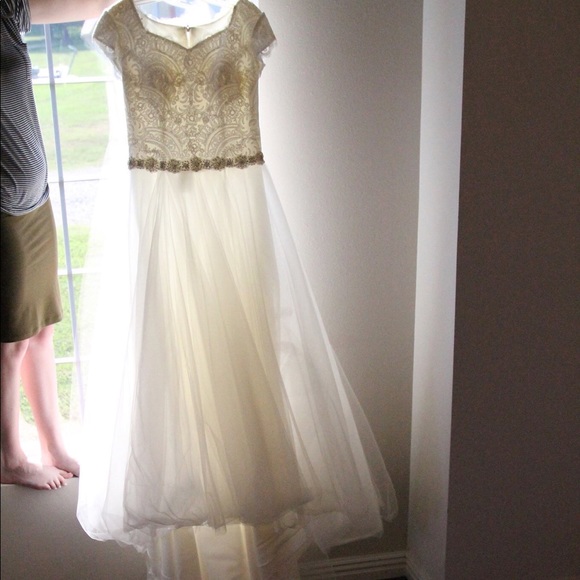 Allure Modest Wedding Dress 💍👰🏽 *SALE* - Picture 2 of 8